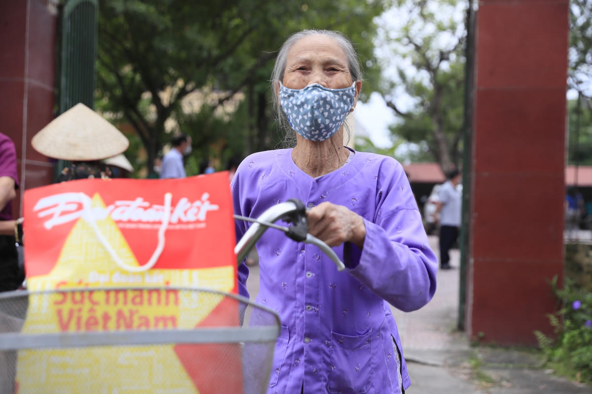 Niềm vui của một người nghèo ở huyện Chương Mỹ, Hà Nội sau khi nhận quà.