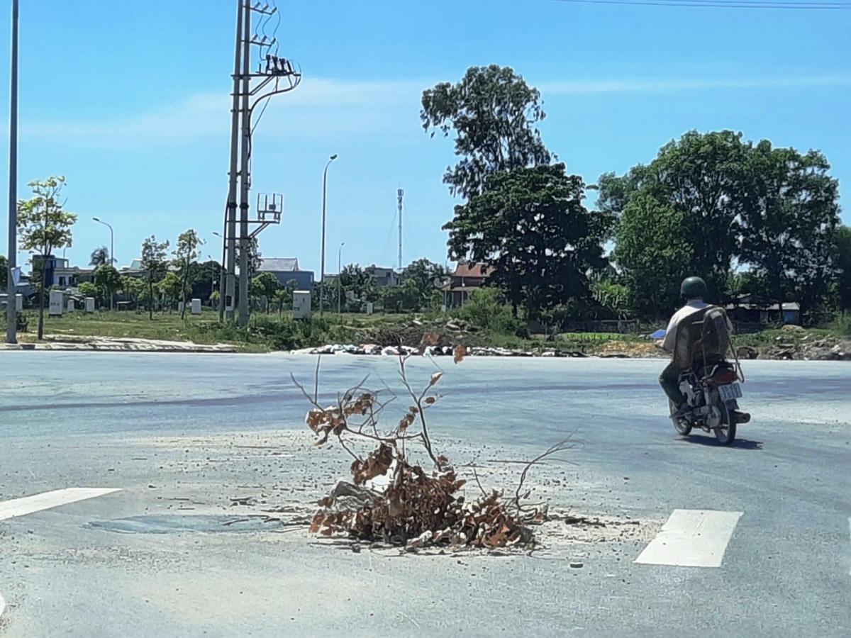 Các hố ga, miệng cống không có nắp đậy đang trở thành những cái bẫy chết người trên tuyến đường vành đai TP Thanh Hóa.