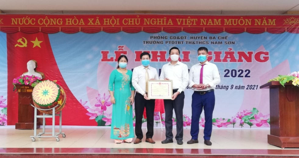 Ông Nguyễn Văn Hồi, Trưởng ban Dân vận Tỉnh ủy, Chủ tịch Ủy ban MTTQ tỉnh Quảng Ninh trao Bằng khen của UBND tỉnh cho Trường Phổ thông Dân tộc bán trú Tiểu học và THCS Nam Sơn (huyện Ba Chẽ). Ảnh: QMG.