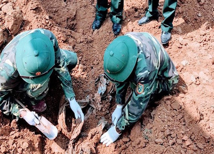 Lực lượng chức năng đã tìm thấy và quy tập 5 hài cốt liệt sĩ. Ảnh: Tài Tuyến.