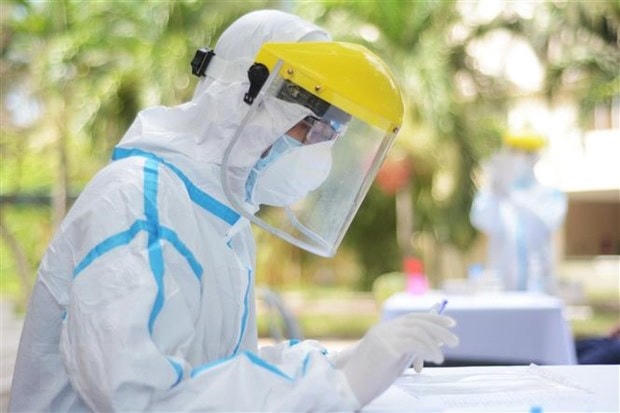 Nhân viên y tế lấy mẫu xét nghiệm cho các thành viên Ban in sao đề thi phục vụ Kỳ thi tốt nghiệp Trung học Phổ thông năm 2020 đợt 2 tại Đà Nẵng. Ảnh: TTXVN.