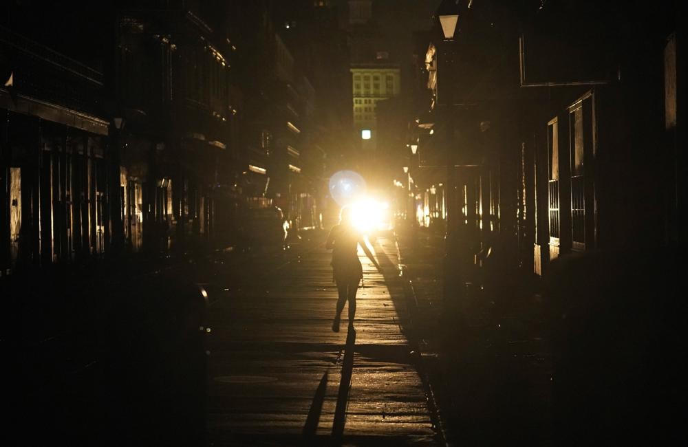  Người dân thành phố New Orleans giờ đây hoàn toàn chìm trong bóng đêm. (Ảnh: AP).