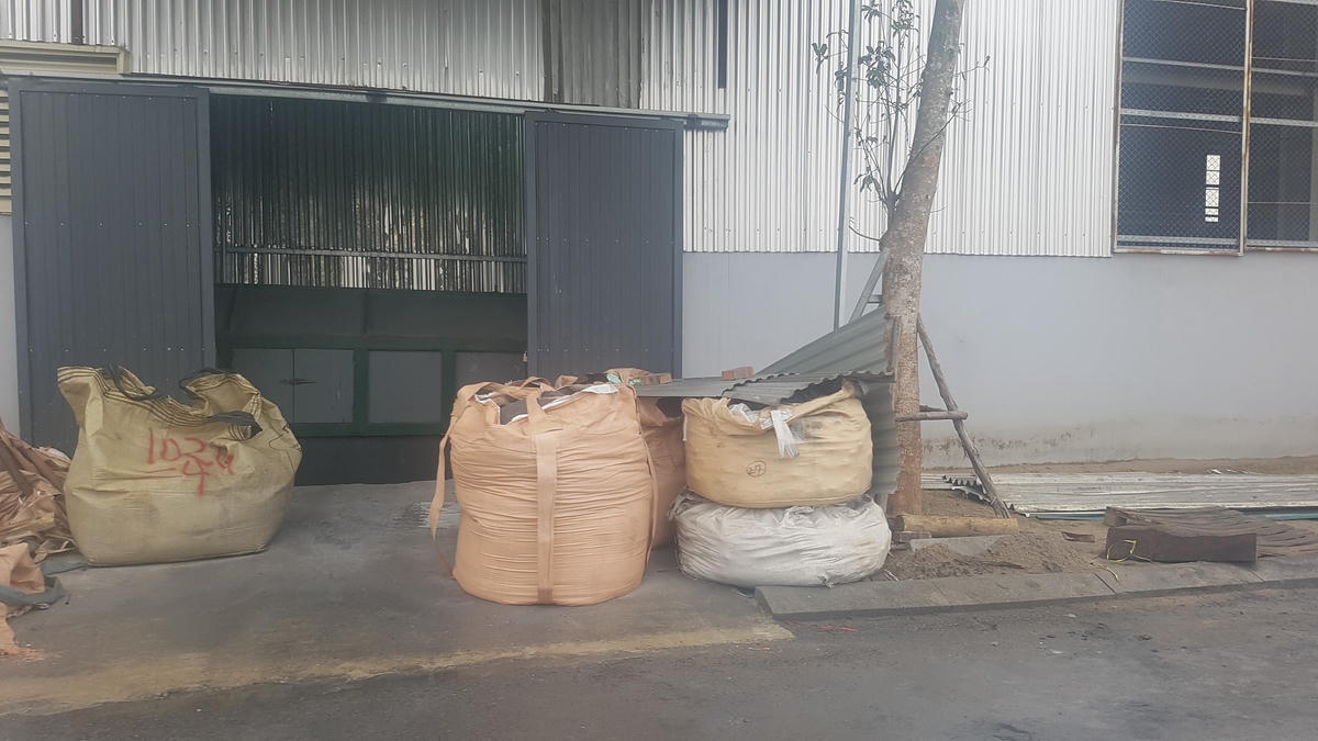 Bụi lò được tập kết ngay đường đi CCN. Ảnh: Nam Anh.