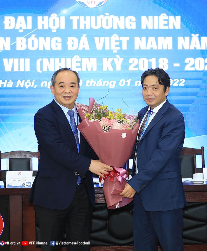 Ông Lê Khánh Hải (trái) thôi chức Chủ tịch VFF.