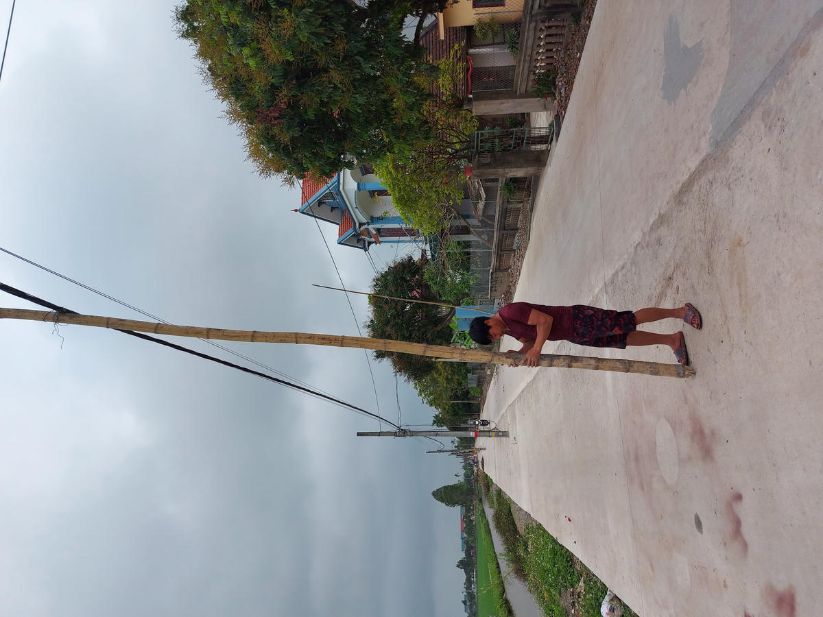 Anh Trần Văn Dương, 32 tuổi, trú tại thôn 1 xã Khánh Thủy phải dùng luồng để chống đỡ đường dây bị võng. Anh chia sẻ: “Khi thi công mở rộng đường, các đơn vị liên quan hứa sẽ di dời các cây cột điện đến đúng vị trí. Tuy nhiên, đến nay, đường đã đổ xong mà cột điện vẫn chưa hề được di dời”.