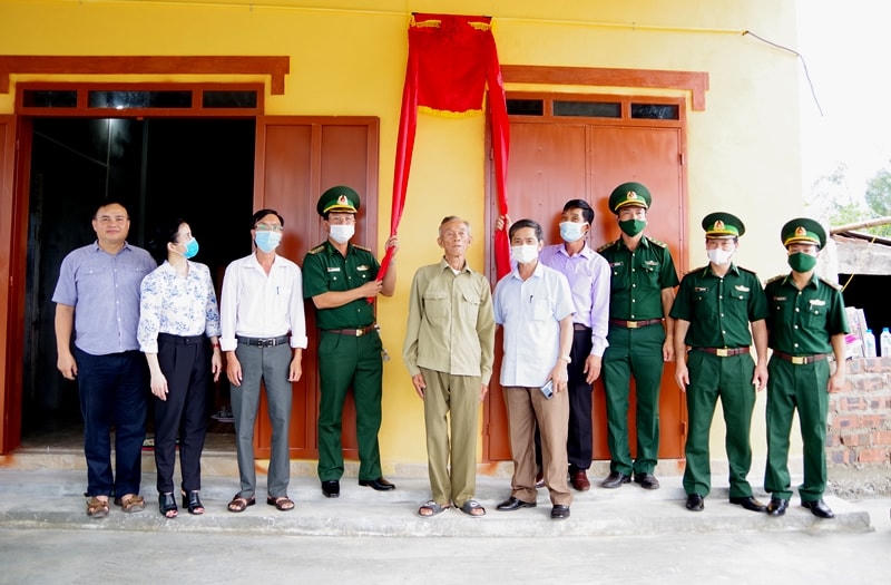 Tổ chức lễ khánh thành và bàn giao nhà đại đoàn kết cho gia đình ông Ngô Văn Luận.