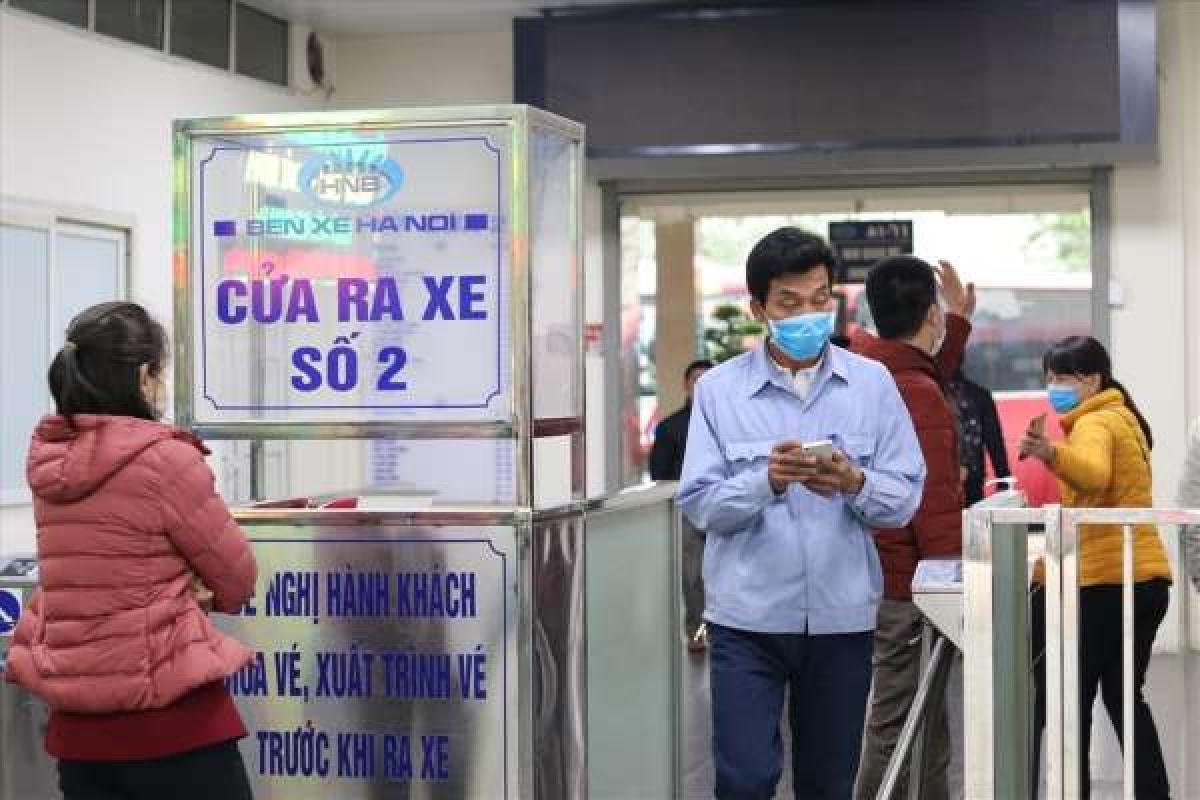 Người dân ra vào bến xe bắt buộc phải có khẩu trang.  