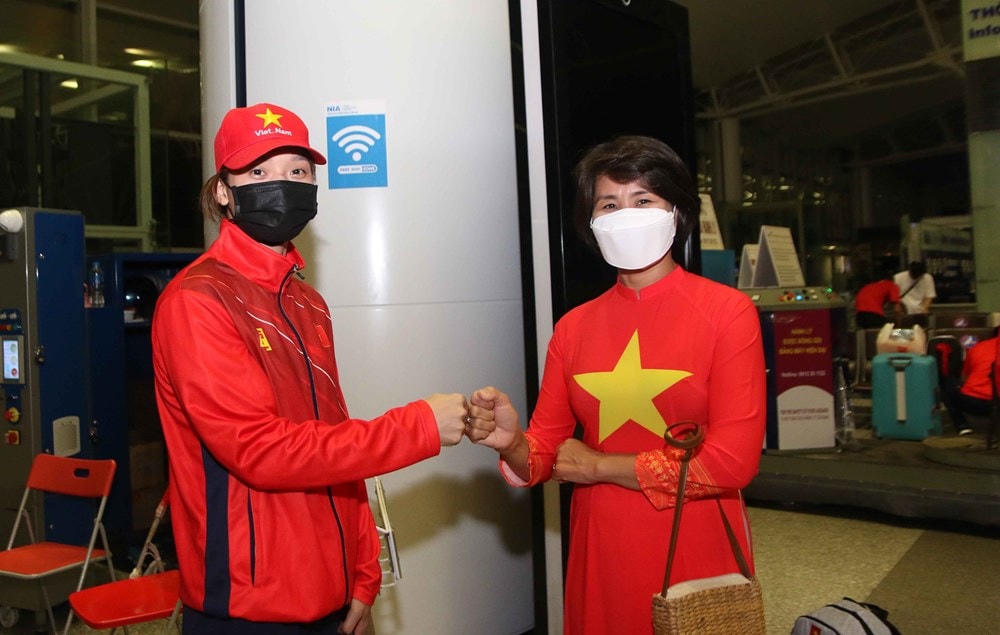 Bà Lê Thị Hoàng Yến động viên vận động viên trước chuyến bay dài. (Ảnh: PV/Vietnam+).