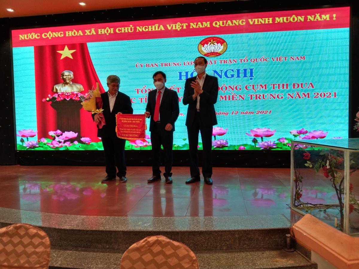 Trao cờ thi đua cho Cụm trưởng Cụm thi đua tỉnh Bình Định năm 2022.