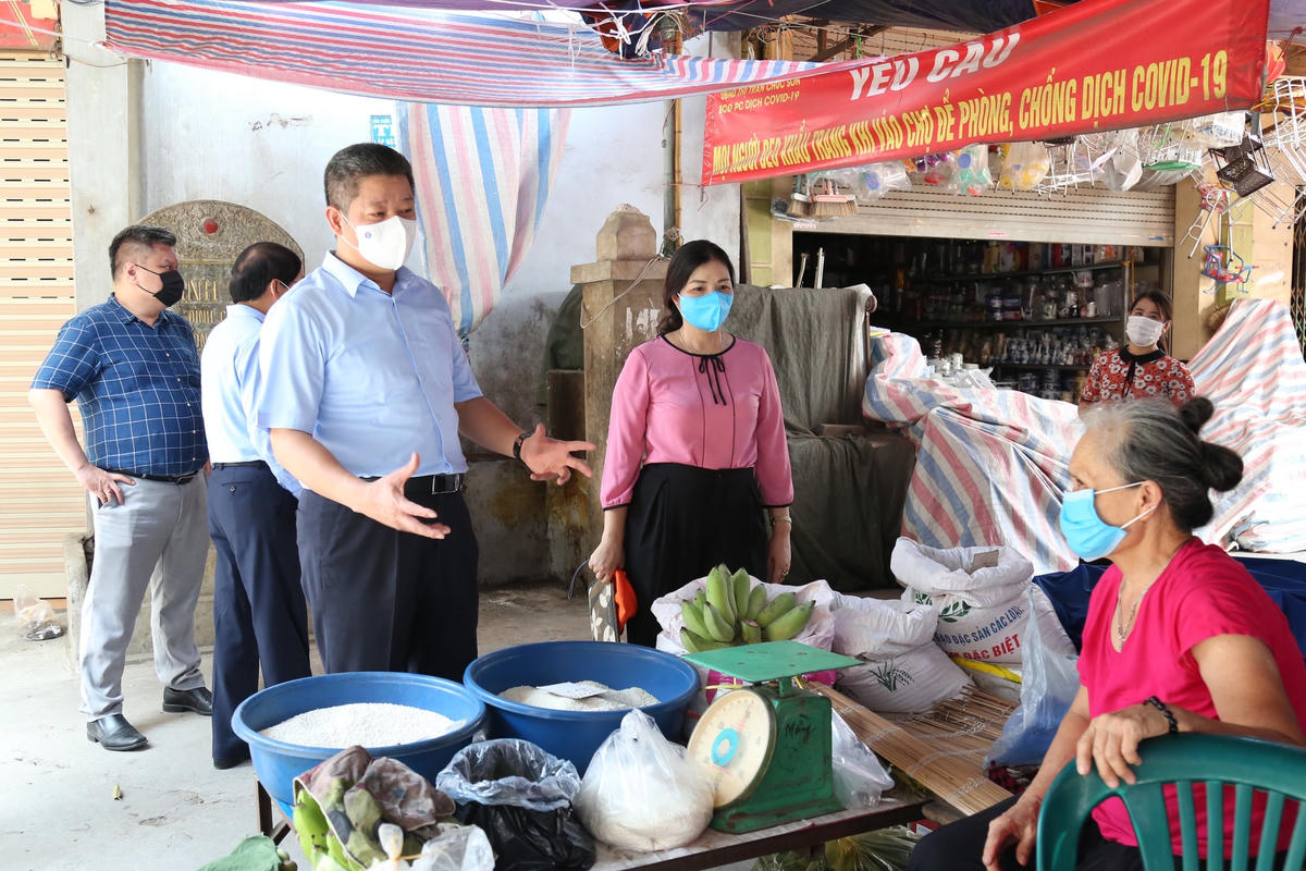 Phó Chủ tịch UBND TP Nguyễn Mạnh Quyền nhắc tiểu thương tại Chợ trung tâm thị trấn Chúc Sơn đảm bảo phòng dịch.