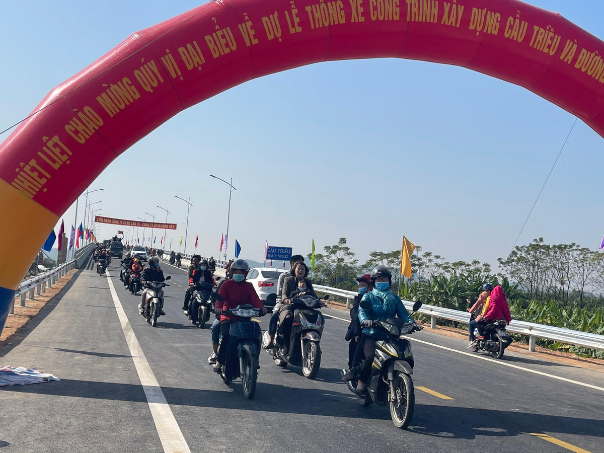 Sau lễ thông xe cầu Triều, rất đông người dân 2 địa phương lưu thông qua cầu.