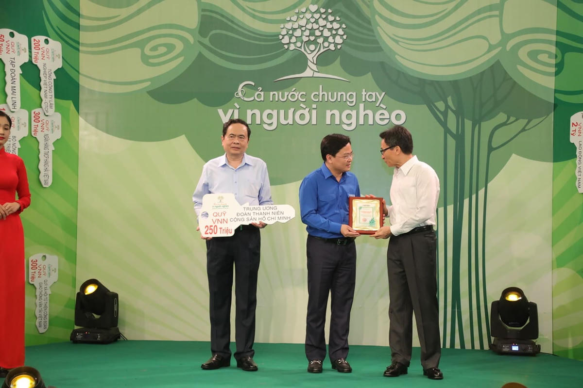 Chủ tịch Trần Thanh Mẫn và Phó Thủ tướng Vũ Đức Đam tiếp nhận ủng hộ từ Trung ương Đoàn.