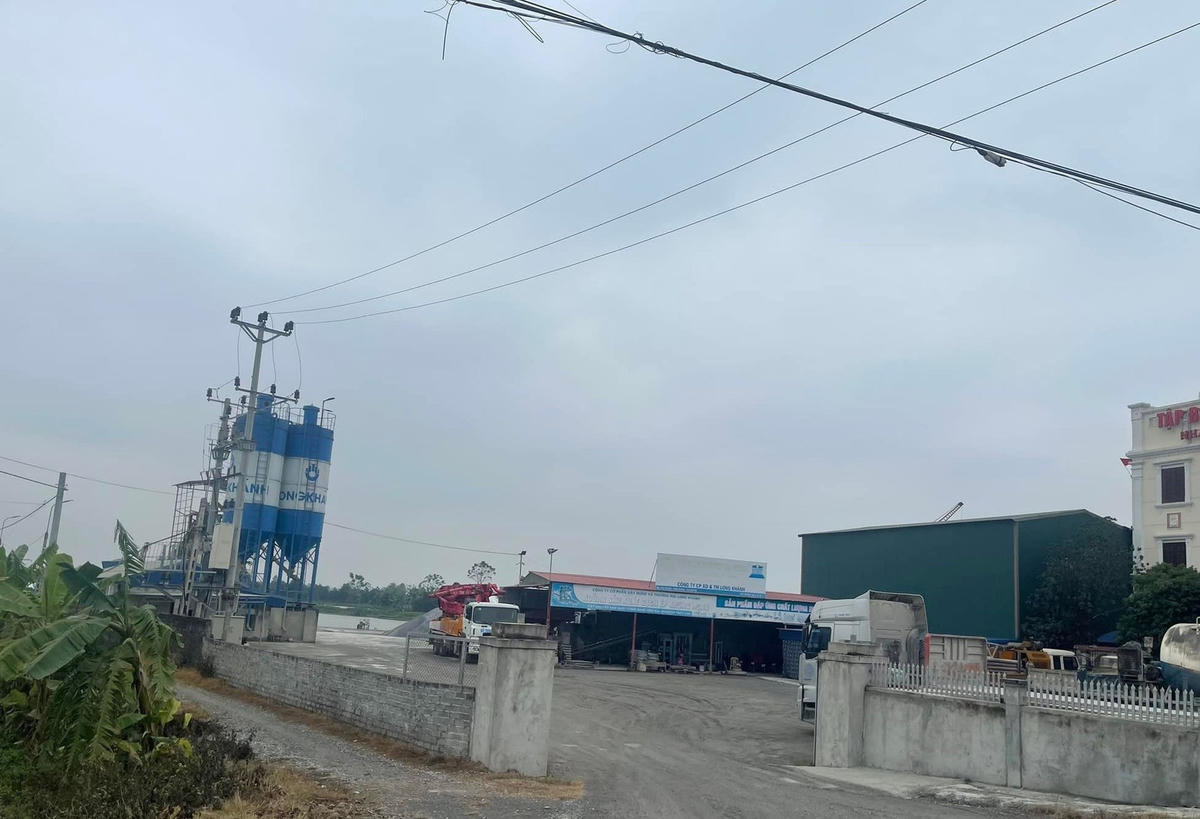 Trạm trộn bê tông ở xã Tân Phong, huyện Ninh Giang (Hải Dương) vi phạm hành lang đê sông Cửu An.