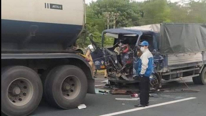 Đầu xe tải hư hỏng nặng sau cú va chạm 