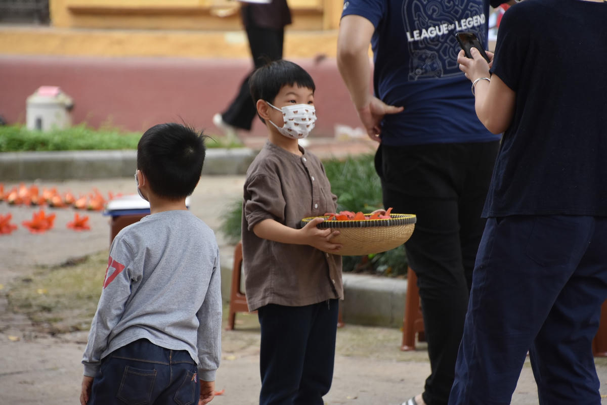 Nhiều em nhỏ cũng được gia đình đưa đi tham quan, trải nghiệm...