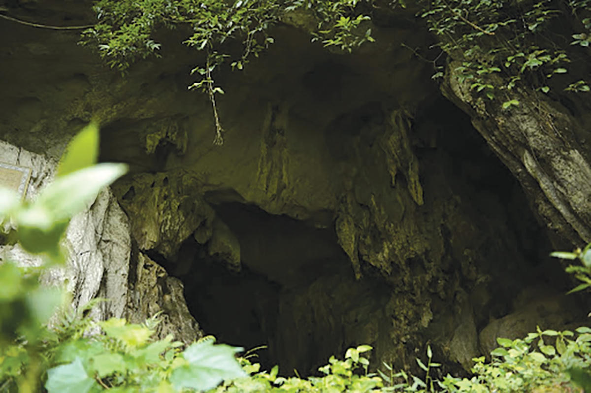 Cửa hang Ngườm Bốc.