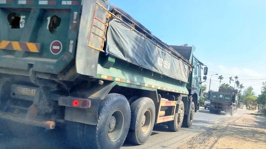 Những xe tải chở cát đang lưu thông trên con đường Huỳnh Ngọc Huệ