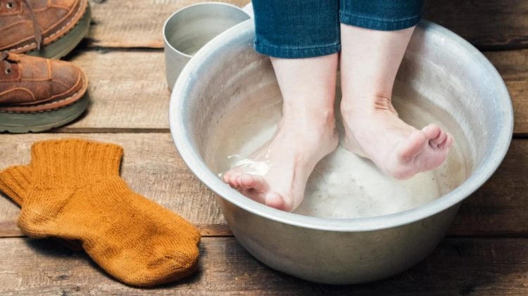 Mùi hôi chân: Nguyên nhân và cách xử trí