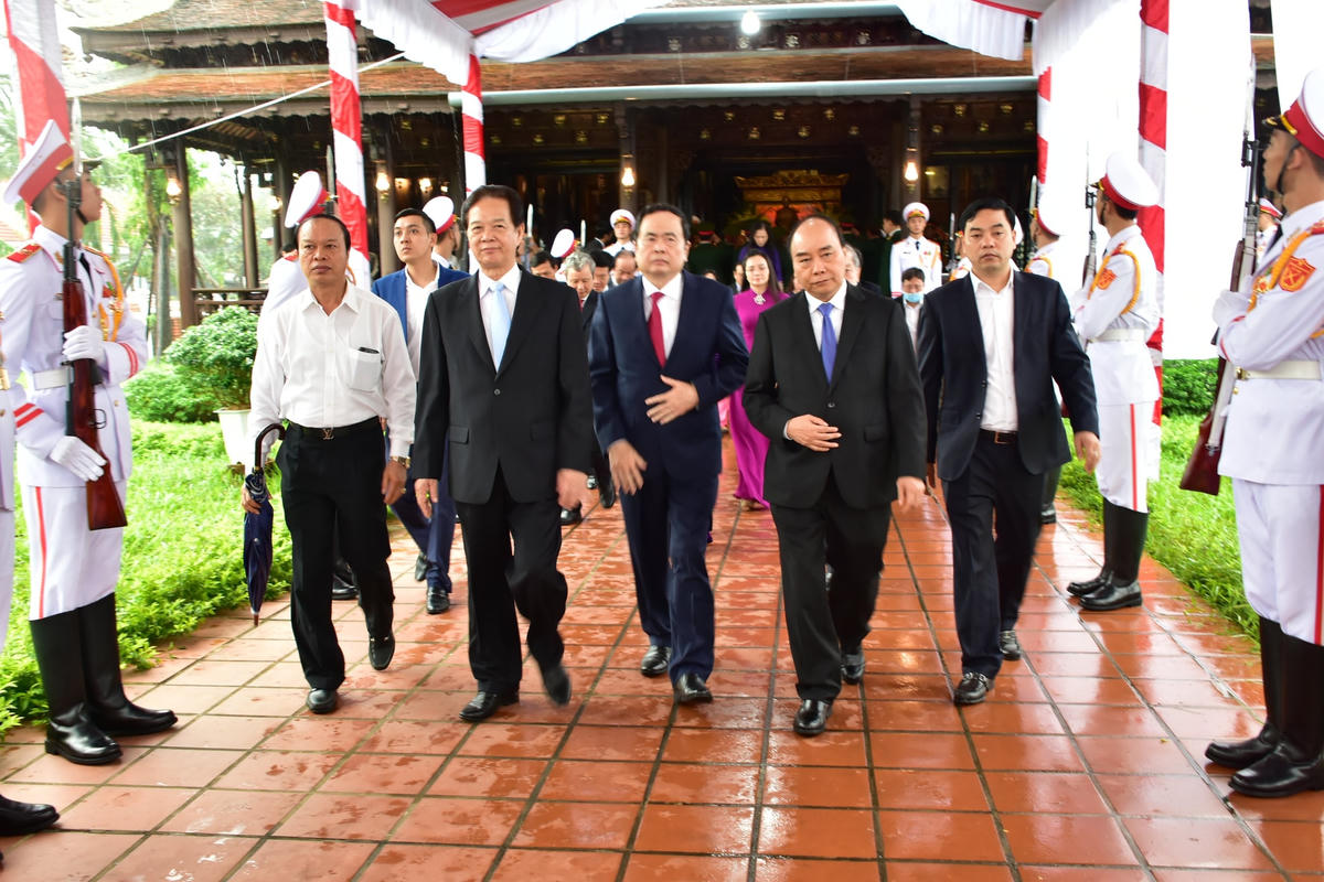 Các đồng chí lãnh đạo, nguyên lãnh đạo Đảng, Nhà nước, MTTQ Việt Nam đến dâng hương tại Nhà văn hoá Đại tướng Lê Đức Anh. 
