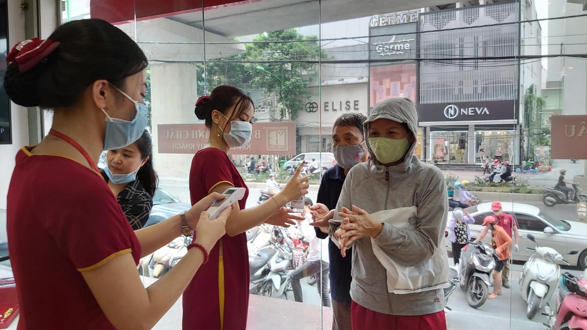 Nước sát khuẩn, khẩu trang cho khách vào mua vàng.