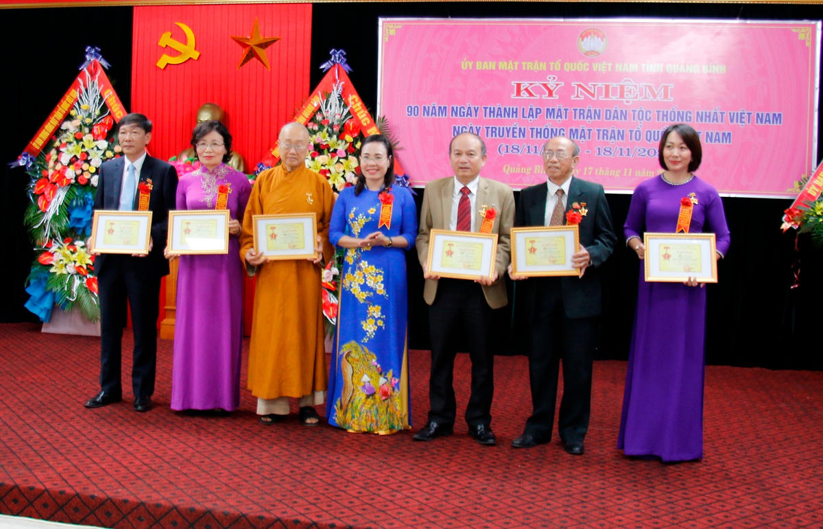 Tặng Kỷ niệm chương "Vì sự nghiệp đại đoàn kết dân tộc" cho các cá nhân.