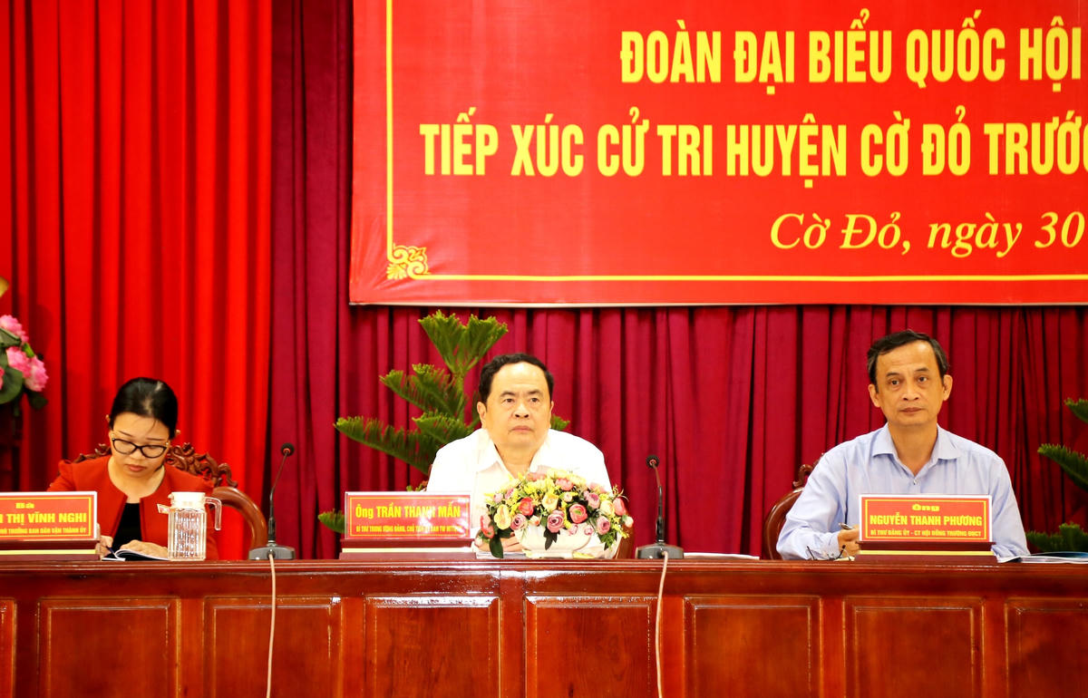 Đoàn đại biểu đơn vị TP Cần Thơ tiếp xúc cử tri tại huyện Cờ Đỏ.