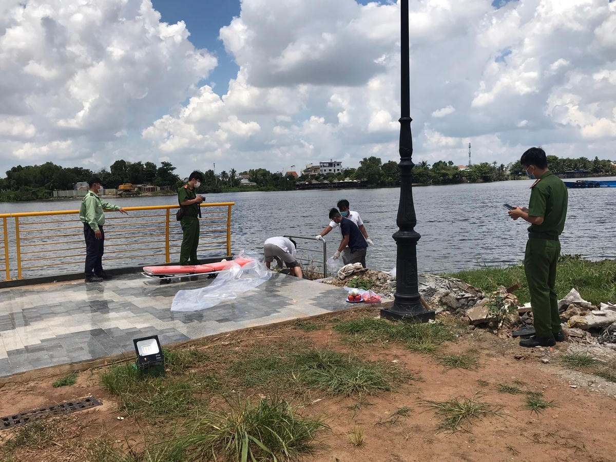  Lực lượng công an khám nghiệm tại hiện trường.