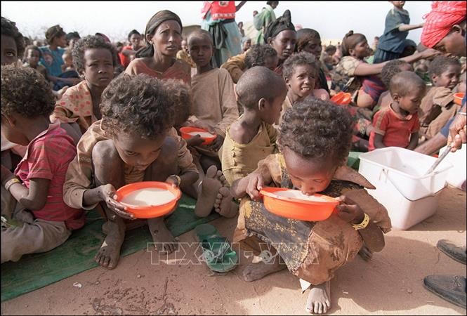 Trẻ em uống sữa tại trại tị nạn Kebribeyah ở miền Đông Ethiopia. Ảnh: AFP/TTXVN.
