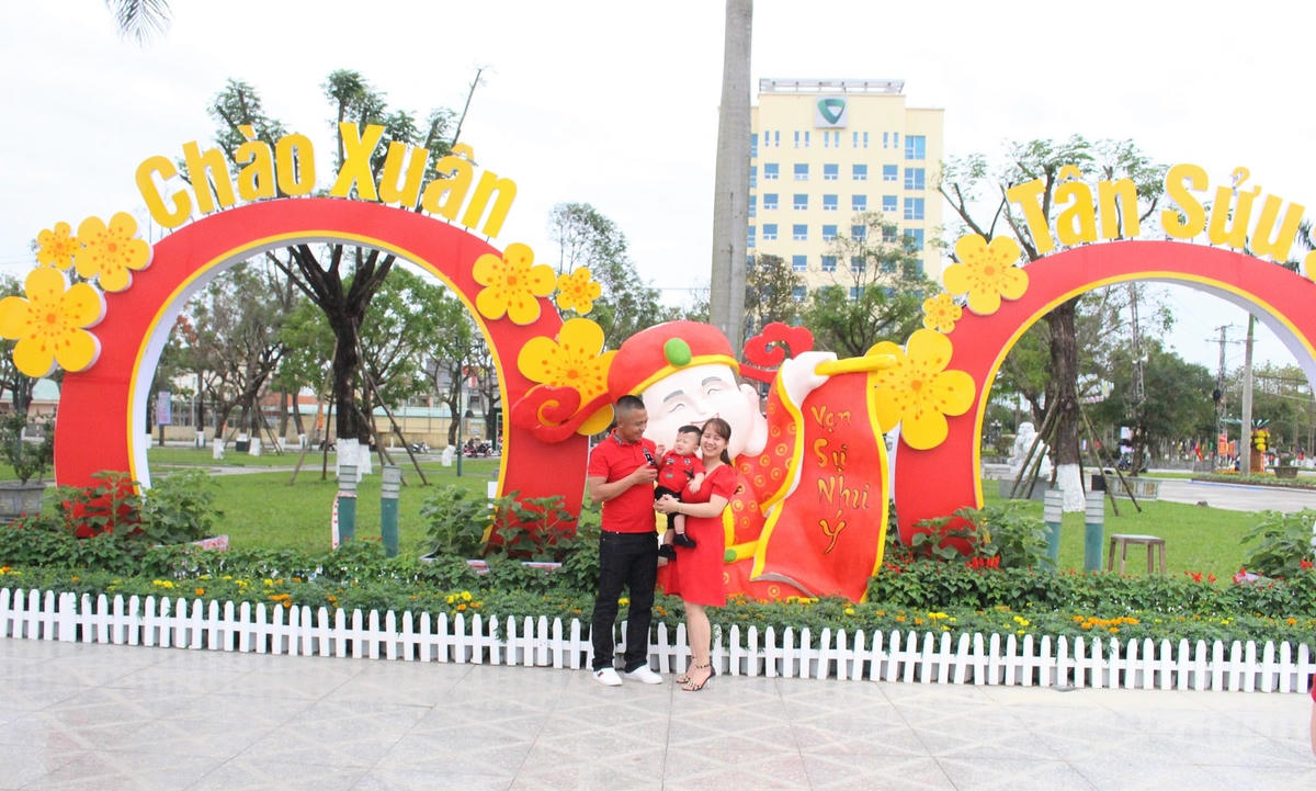 Người dân đã bắt đầu đến chiêm ngưỡng và chụp ảnh lưu niệm