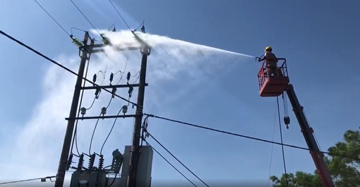 Điện lực Hưng Yên vệ sinh cách điện trên đường dây đang mang điện bằng nước áp lực cao - một trong những công tác quan trọng giúp giảm tổn thất điện năng.