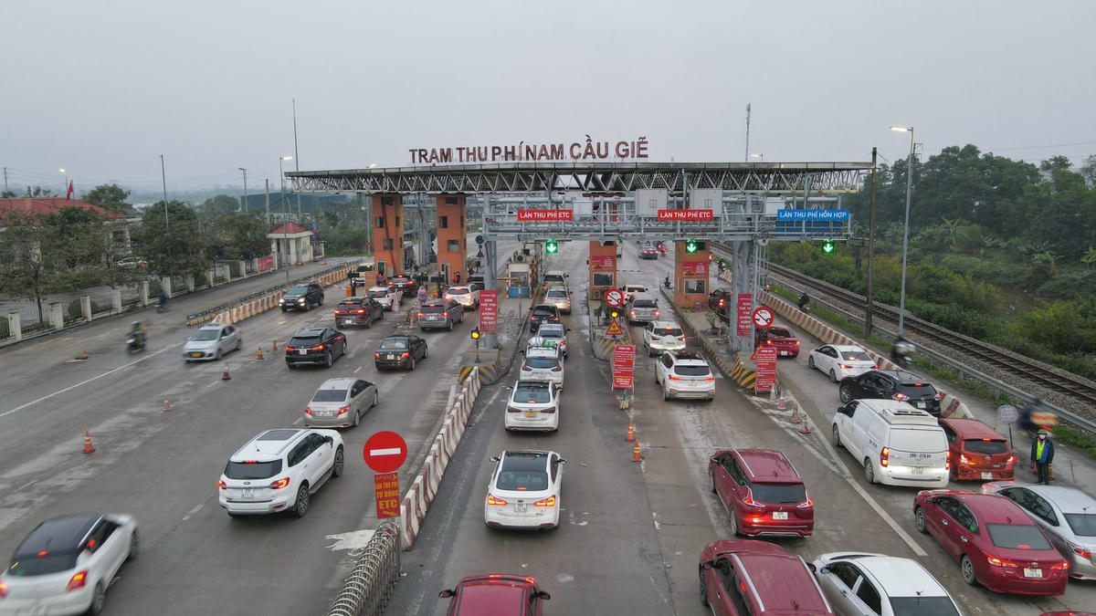 Vẫn xảy ra tình trạng ùn tắc cục bộ trên cao tốc tại cửa ngõ các thành phố lớn. Ảnh: Quang Vinh