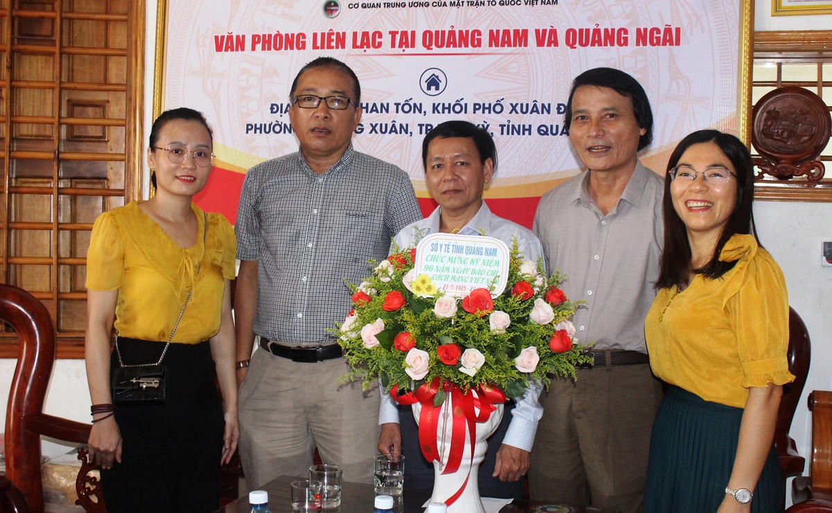 Lãnh đạo Sở Y tế Quảng Nam thăm, chúc mừng Văn phòng báo Đại Đoàn Kết.