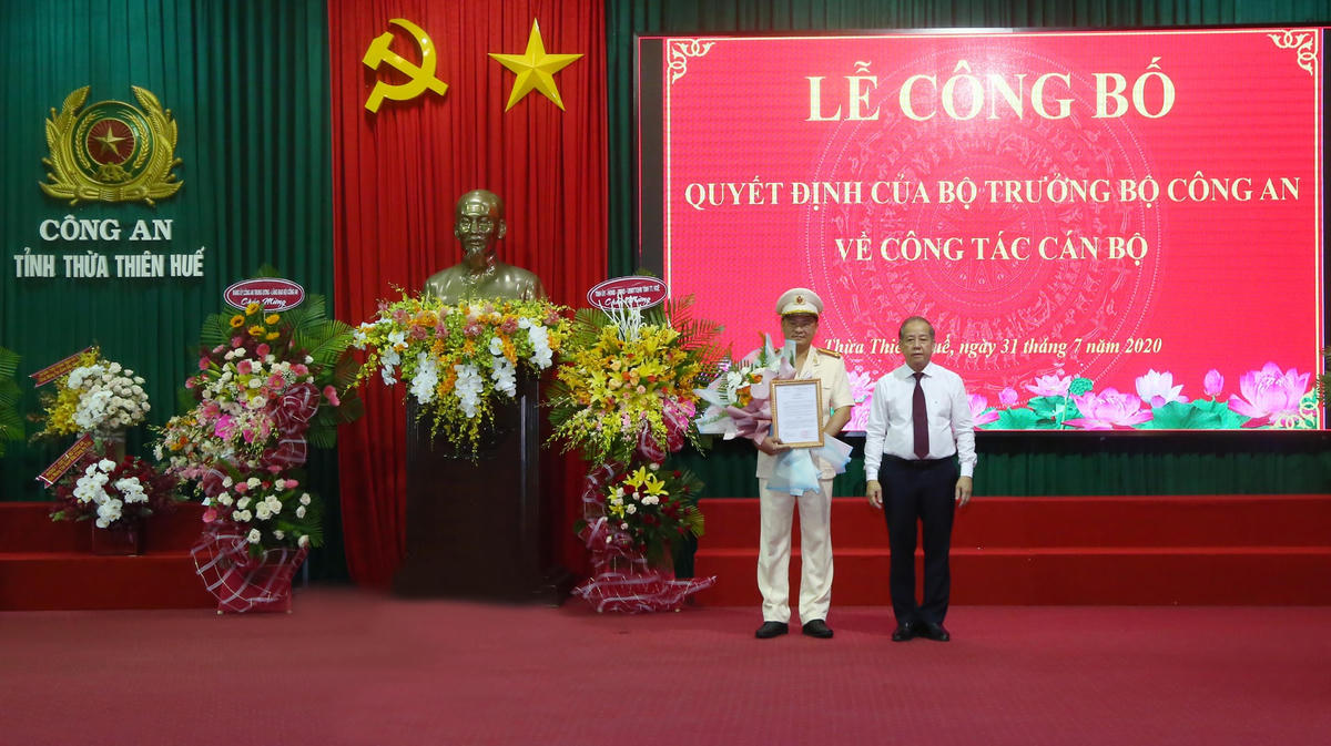 Chủ tịch UBND tỉnh Thừa Thiên - Huế tặng hoa chúc mừng Thượng tá Nguyễn Thanh Tuấn.