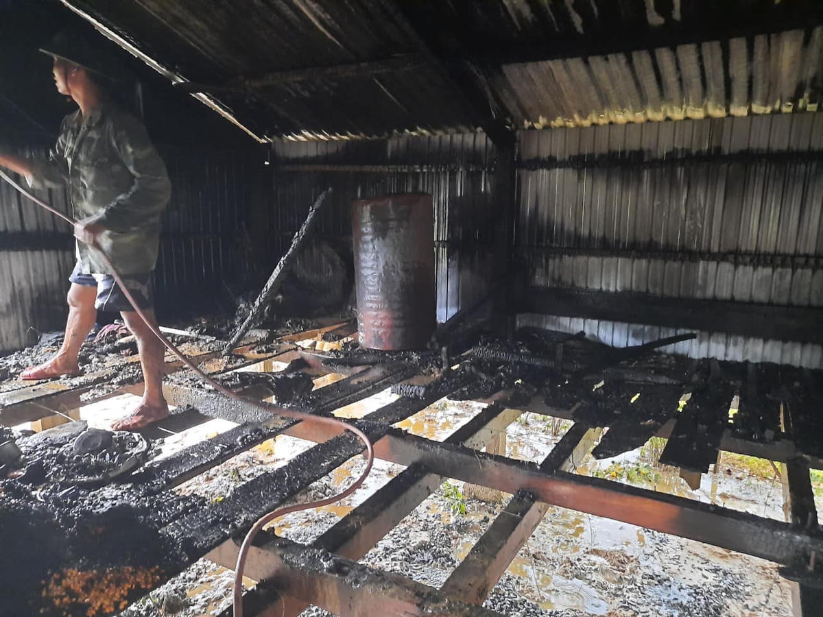 Trước đó, ngôi nhà bè của bà Kỳ bị sét đánh cháy hoàn toàn.