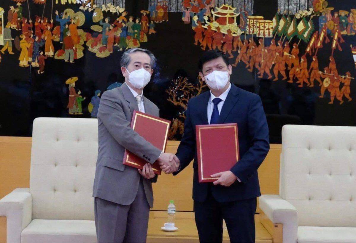GS.TS Nguyễn Thanh Long, Bộ trưởng Bộ Y tế Việt Nam và ngài Hùng Ba, Đại sứ đặc mệnh toàn quyền nước CHND Trung Hoa trao biên bản bàn giao lô hàng viện trợ gồm 500.000 liều vaccine và hơn 500.000 bơm kim tiêm. 