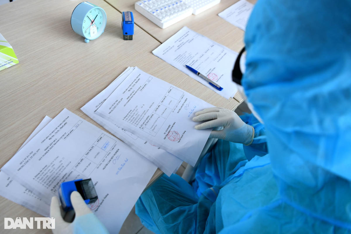 Cận cảnh test nhanh Covid-19 cho khách ra vào Thủ đô ở sân bay Nội Bài
