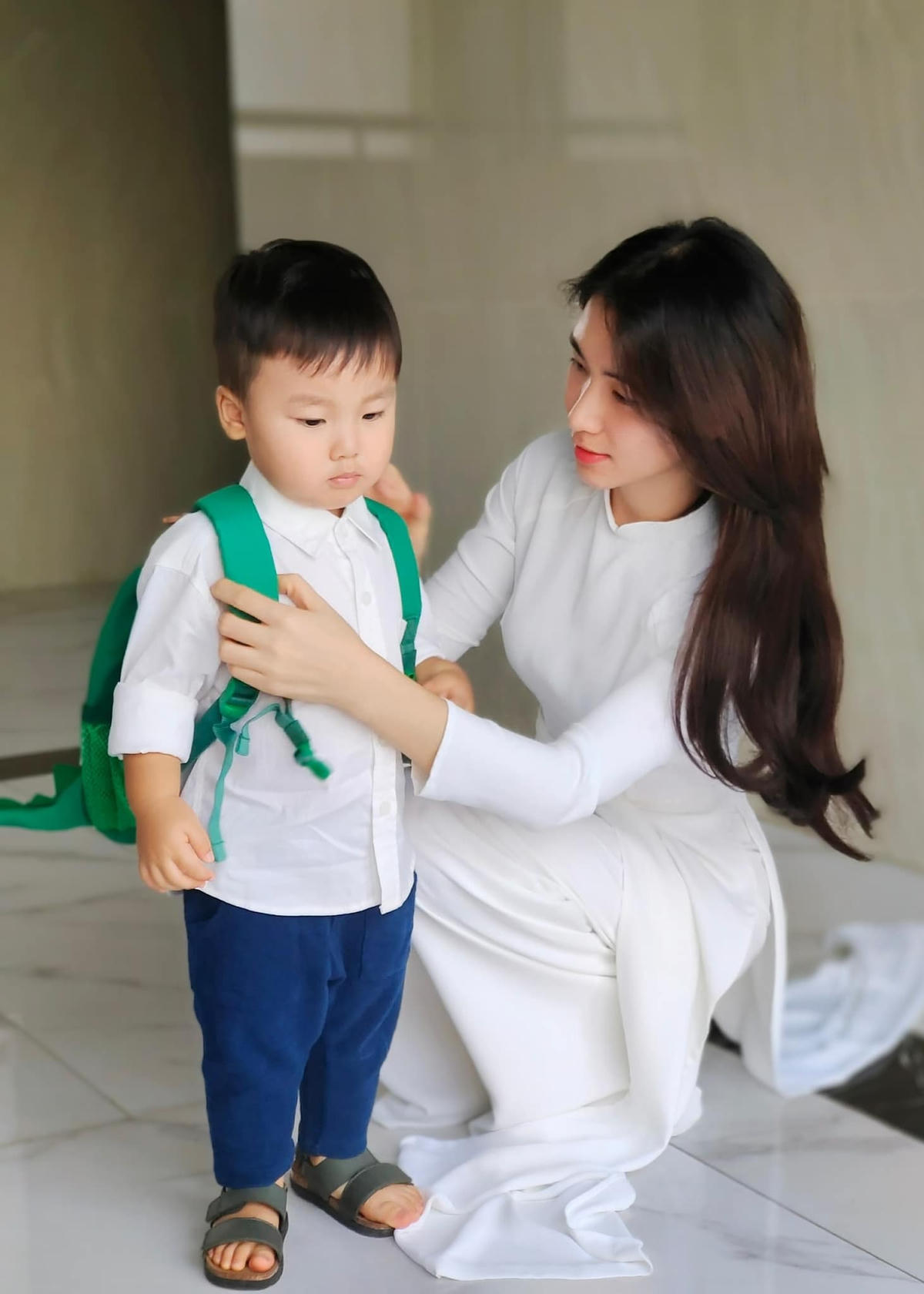 Với áo dài trắng, Hòa Minzy trông như nữ sinh cấp 3.