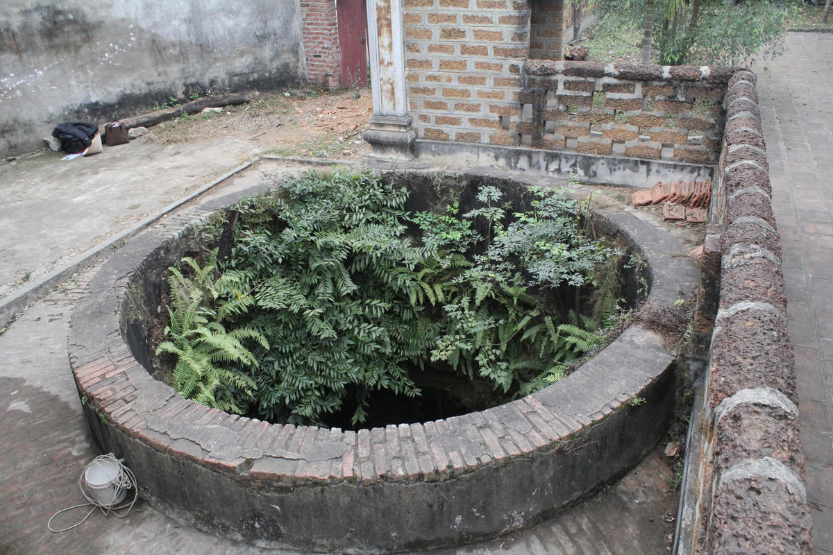 Một chiếc giếng ở làng cổ Đường Lâm (Sơn Tây, Hà Nội).  