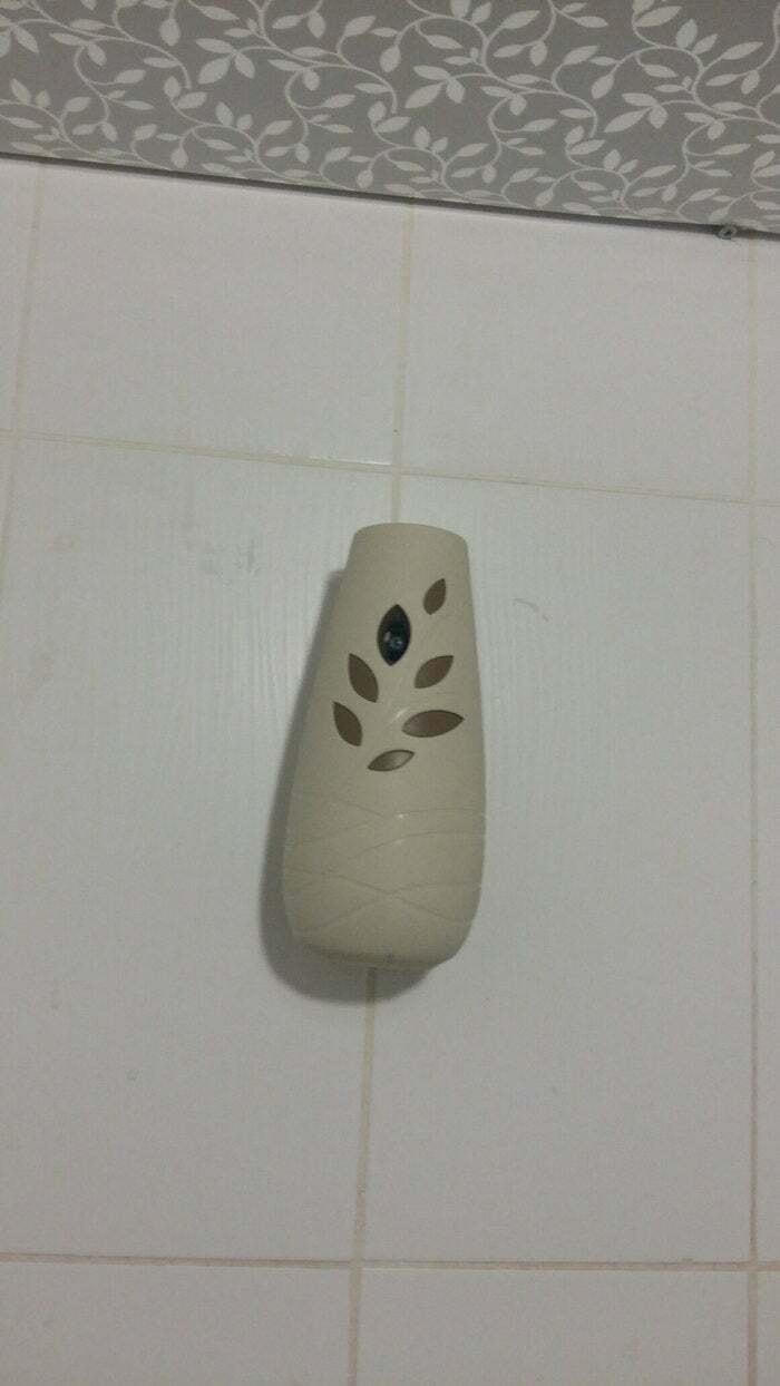 Một camera quay lén được giấu bên trong máy xông khử mùi lắp trong một nhà vệ sinh tại trung tâm mua sắm ở Nga.