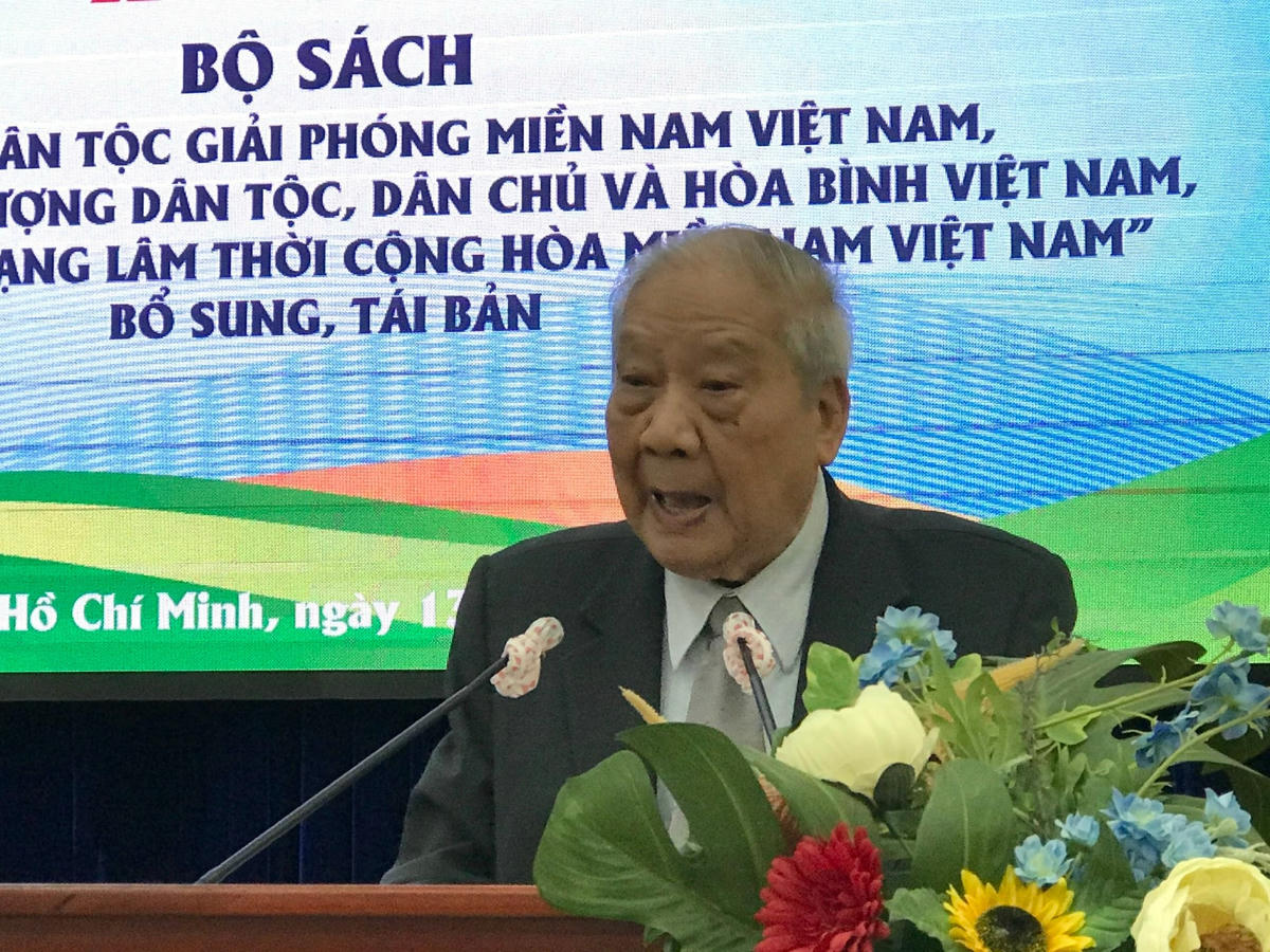 ông Trần Hữu Phước (90 tuổi, Trưởng Ban biên soạn và tái bản bộ sách) phát biểu tại Lễ công bố bộ sách. (Ảnh: Quốc Định)