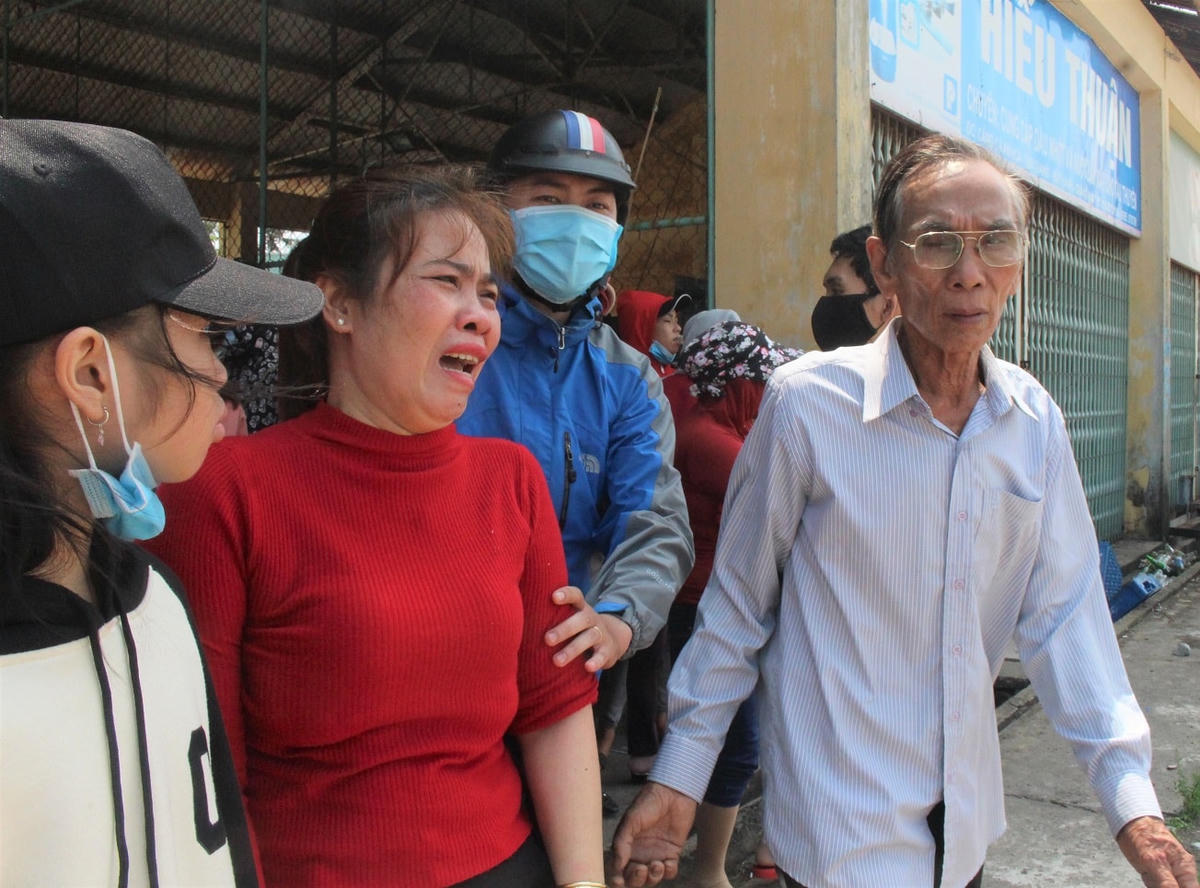 Bà Lâm khóc kể lại nghe tin tàu chồng bị chìm trên biển.