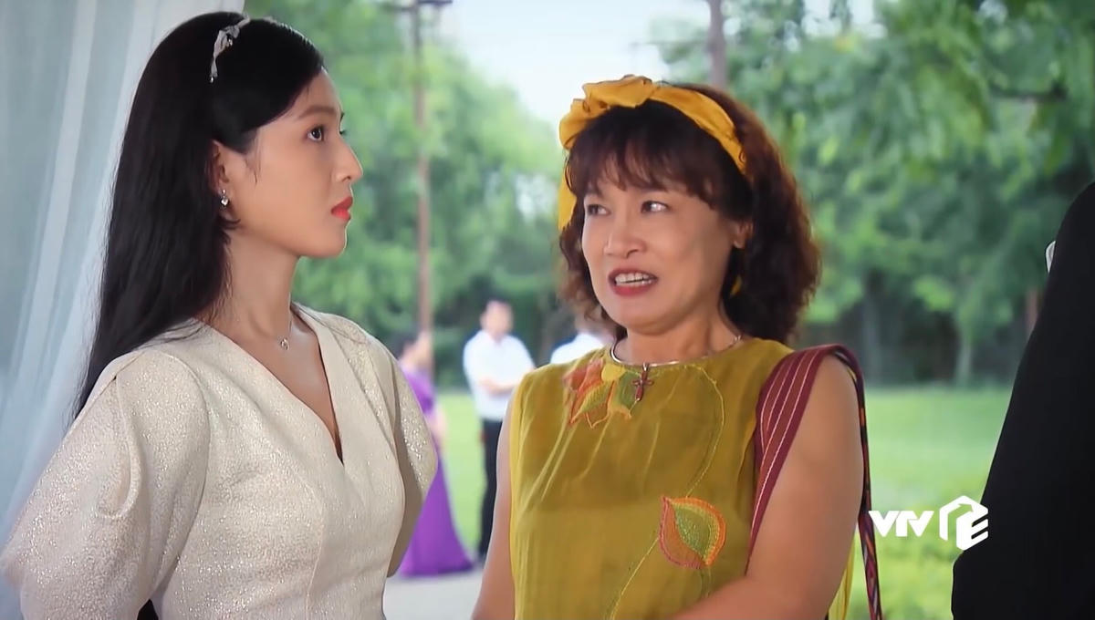 Bà Bích mai mối Diệp cho Khánh trong lễ cưới của Nam. Ảnh: CMH.