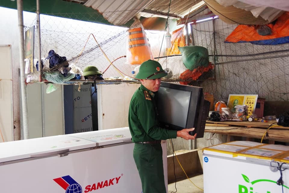 BĐBP Hà Tĩnh giúp dân di dời tài sản đến nơi an toàn.