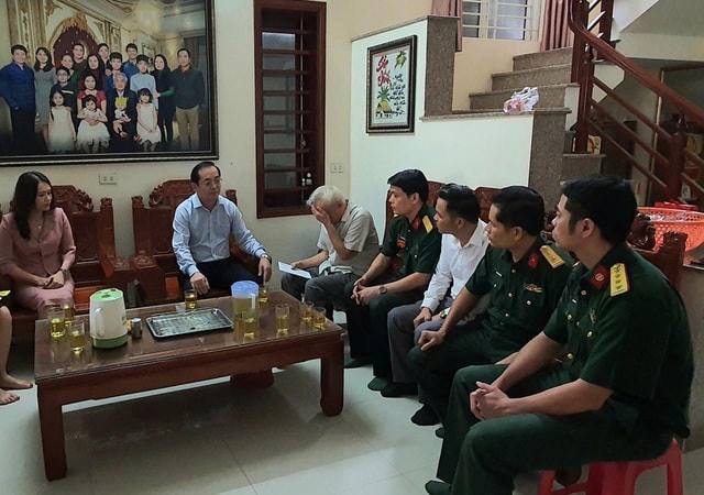 Lãnh đạo TP Vinh, đồng đội đến động viên chia sẻ với gia đình liệt sĩ Thượng úy Đinh Văn Trung.