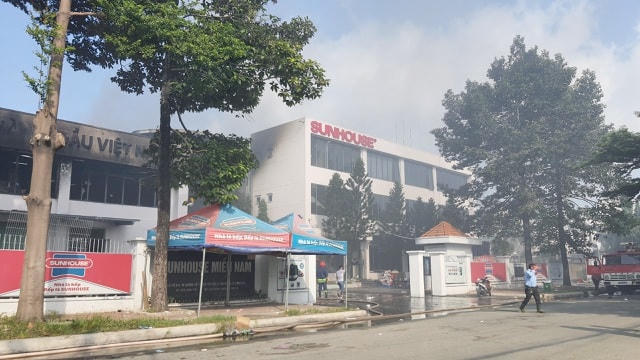 [ẢNH] Hiện trường vụ cháy kho hàng gia dụng rộng hơn 7.000 m2