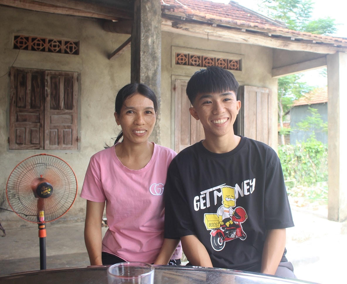 Gia đình em Văn Duyên rất vui mừng khi em thi đạt điểm 10 môn Địa lý.