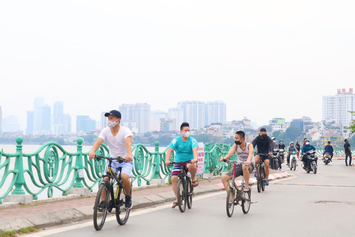 Bên cạnh những hình ảnh trên, phần lớn người dân đeo khẩu trang khi ra ngoài, nghiêm túc chấp hành đúng quy định phòng, chống dịch Covid-19.