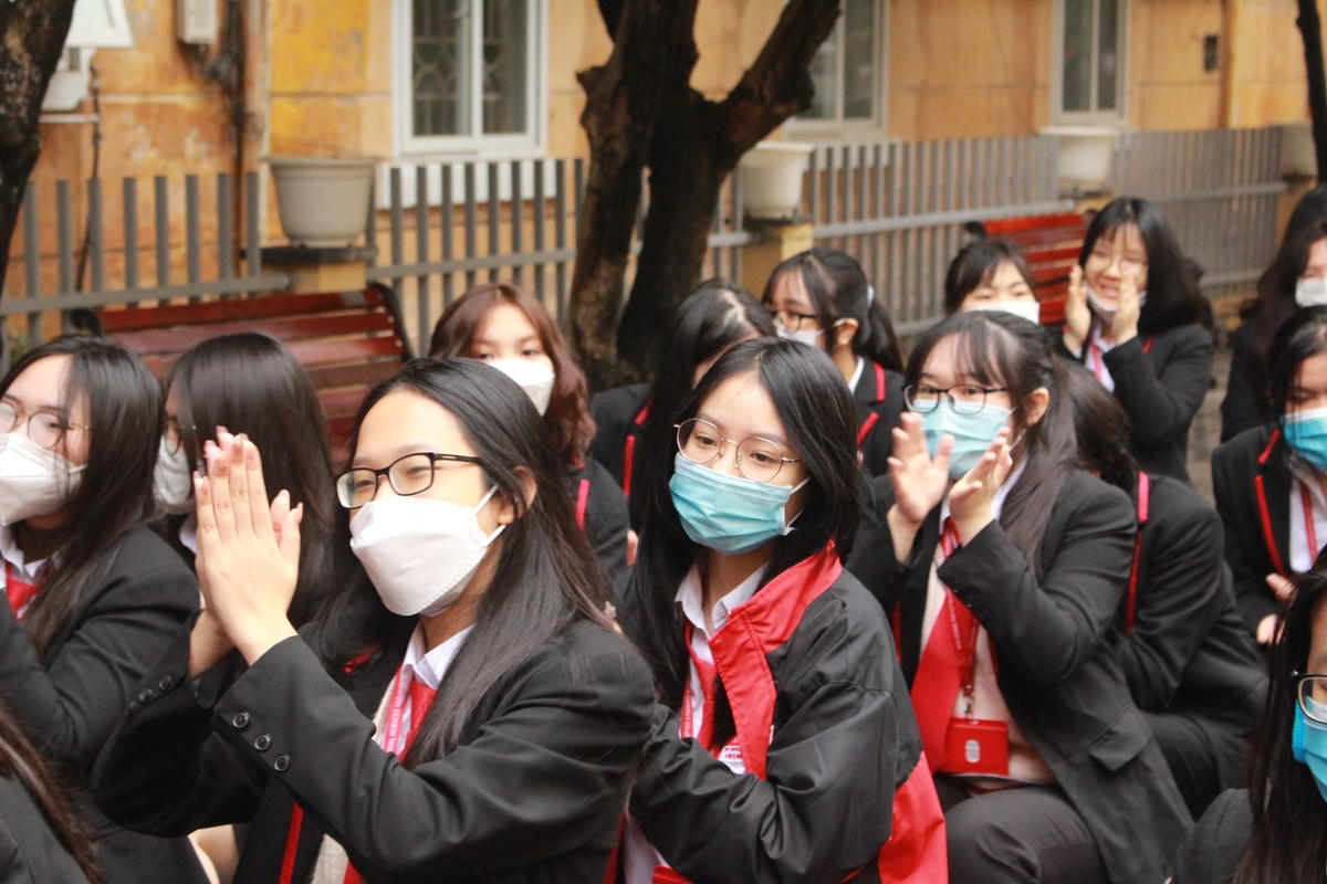 Học sinh lớp 9 vui mừng Hà Nội bỏ thi môn thứ 4. Ảnh minh họa.