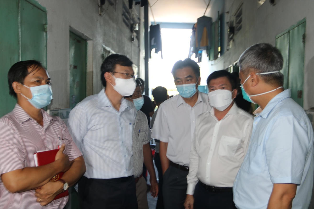 Đoàn kiểm tra việc phòng dịch ở nhà trọ.