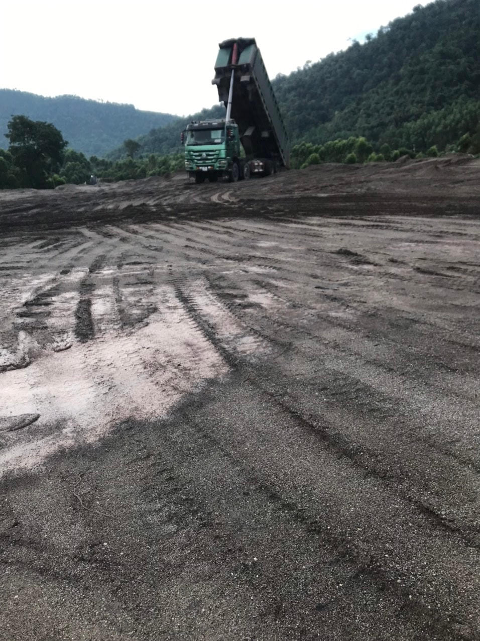Hoạt động đổ thải tro xỉ của Công ty Nhiệt điện Sơn Động. Ảnh: Nam Anh. 